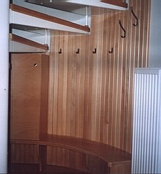 Oblouková šatní stěna